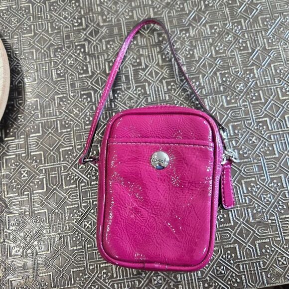 🐢 Coach Pink Patent leather camera bag!! - Picture 9 of 11